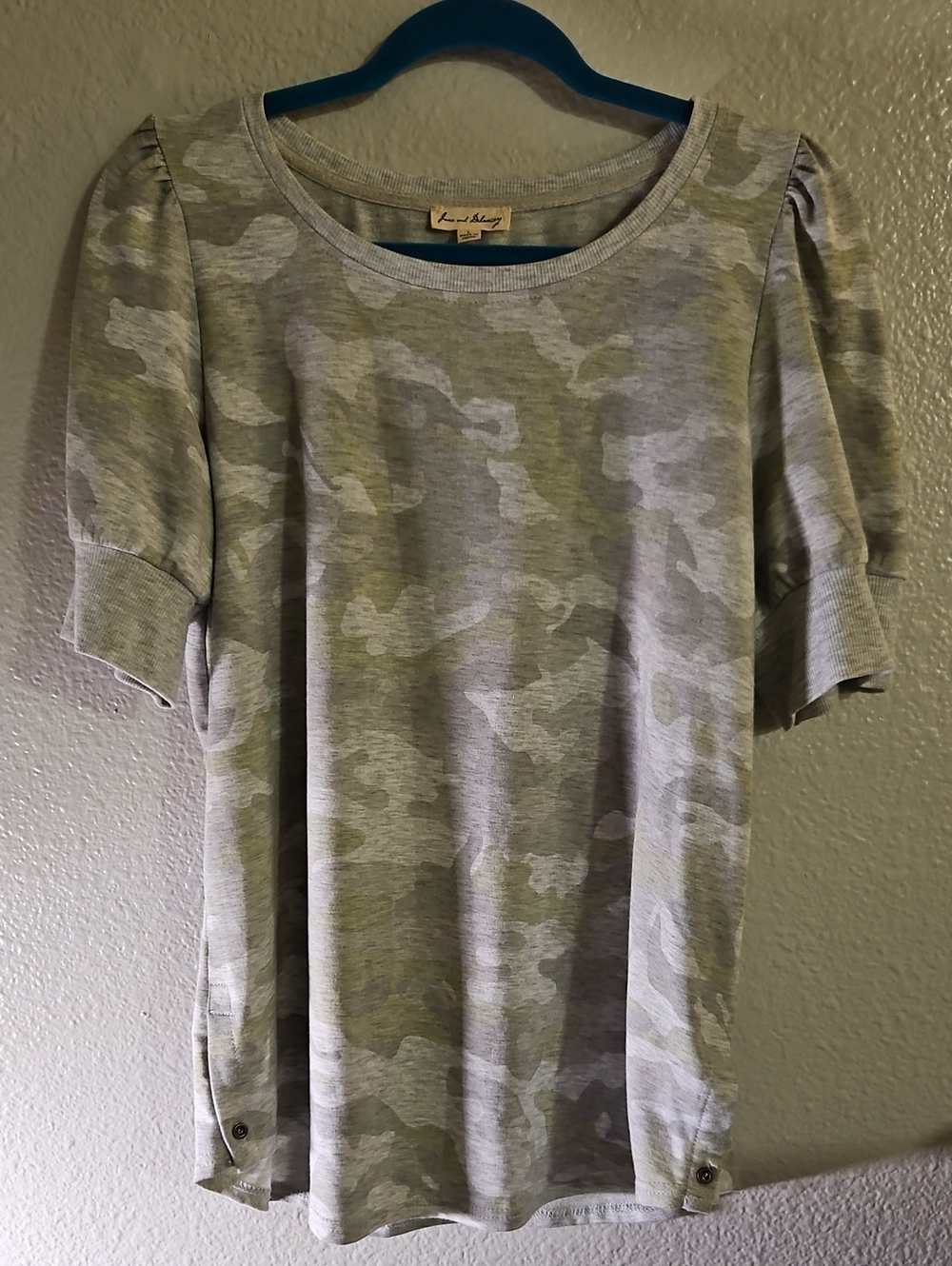 Jane and Delancey Gray/green Camo Puff Sleeve Top L EUC